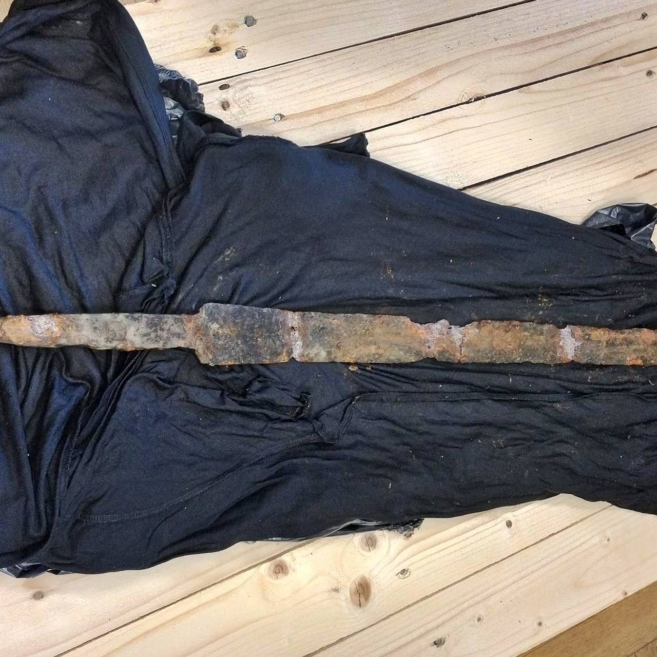 Рыбак случайно выловил из реки меч тамплиеров