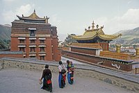 Летящая лошадь, храм-муравейник и лапша. Россияне массово едут в самый закрытый район Китая. Почему там нужно непременно побывать?