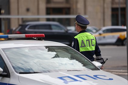 Автомобиль влетел в толпу пешеходов в Москве и скрылся с места ДТП. Момент аварии попал на видео
