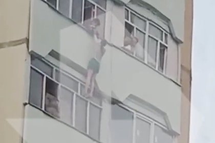 Рабочие из Дагестана спасли повисшую на балконе девушку и попали на видео