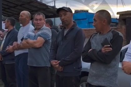 Десятки мигрантов выстроили перед хостелом в российском городе и сняли на видео