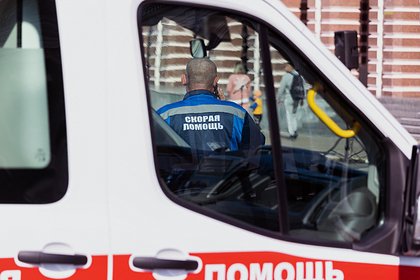 Россиянка сломала ключицу жене бойца СВО из-за непрополотой тропинки