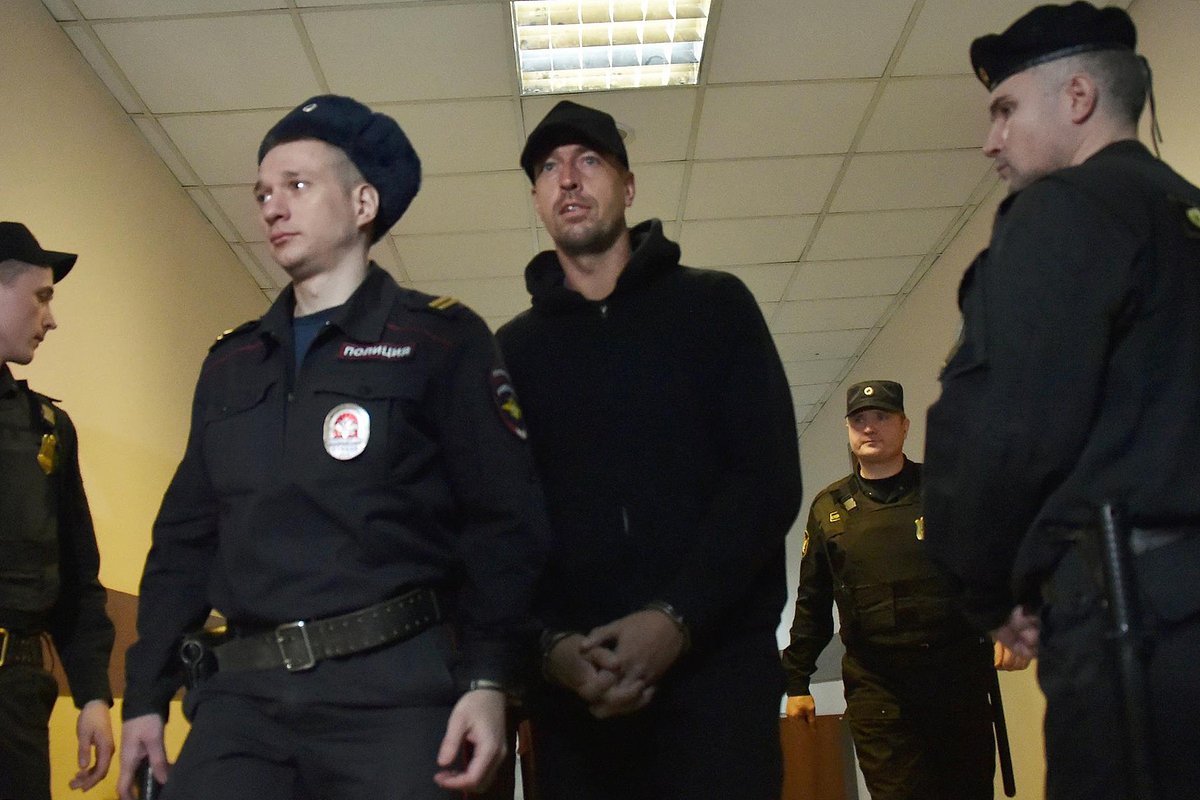 Александр Кириллов (Алекс Лесли) после депортации из Таиланда был задержан в России по обвинению в вовлечении в проституцию. Нагатинский районный суд в Москве, 2019 год