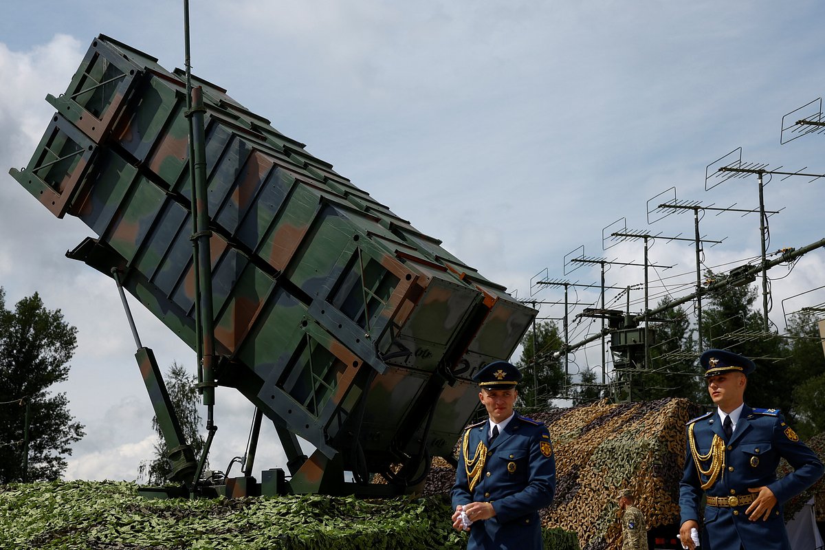 Военнослужащие почетного караула проходят рядом с пусковой установкой системы ПВО Patriot, Украина, 4 августа 2024 года