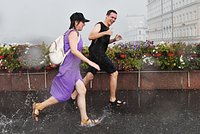 На Москву обрушился тропический ливень. Машины уходят под воду, подтопило Патриаршие пруды и курилку в Госдуме 