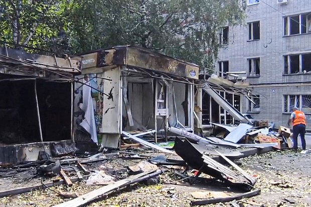 Сгоревшие торговые палатки после попадания беспилотника в Воронеже, 15 июля 2025 года