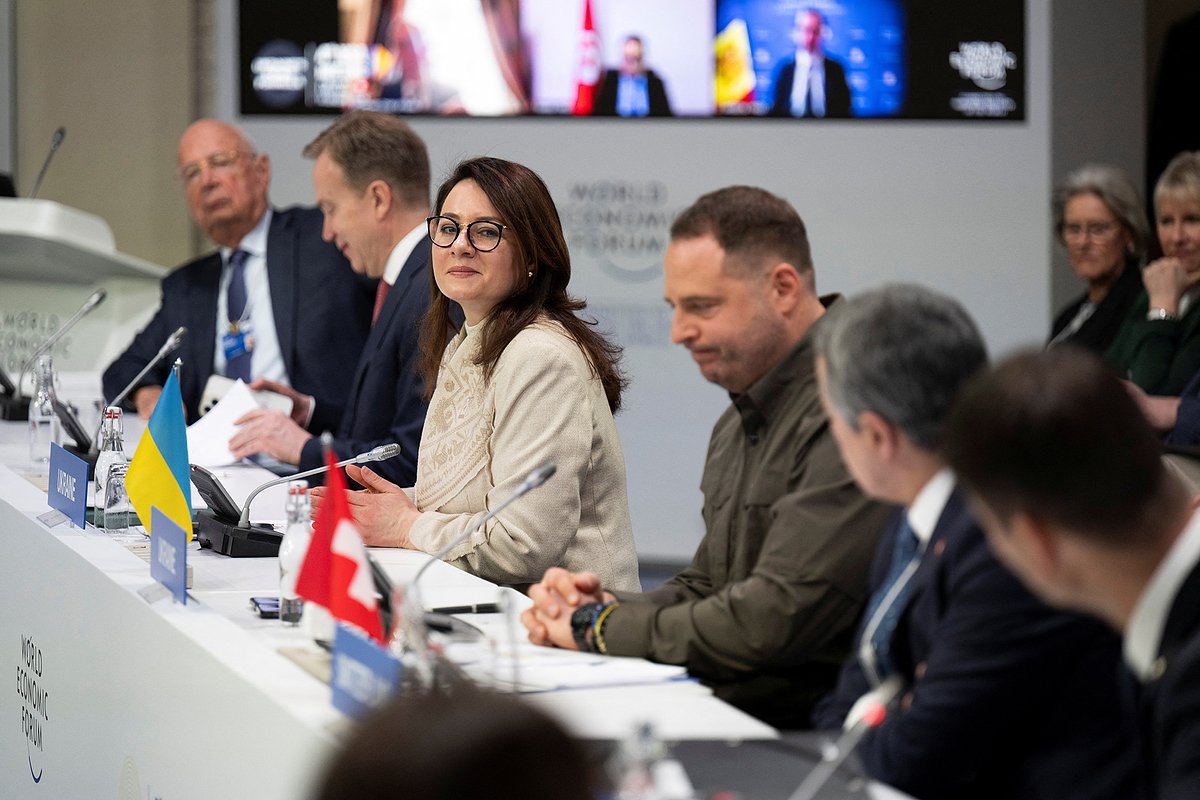 Клаус Шваб, основатель ВЭФ, Берге Бренде, президент ВЭФ, Юлия Свириденко, первый вице-премьер-министр Украины, Андрей Ермак, глава Офиса президента Украины, член Федерального совета Швейцарии Иньяцио Кассис и Габриэль Люхингер, советник по национальной безопасности Швейцарии, Давос, Швейцария, 14 января 2024 года