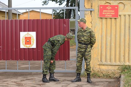 Женщина поделилась наблюдениями о стоящих на улице российских военных и попала на видео