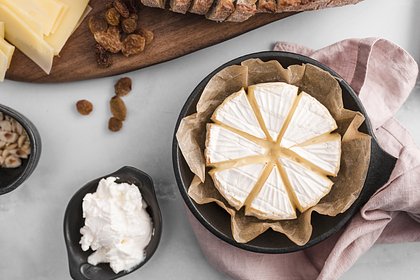 Опасную бактерию нашли в сырах марок «ВкусВилл», Metro Chef и Treville