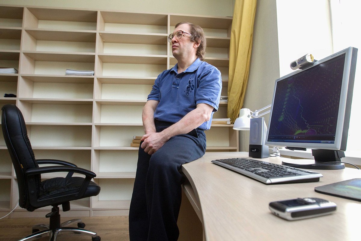 Сергей Мавроди дает интервью в своей квартире, 21 апреля 2011 года
