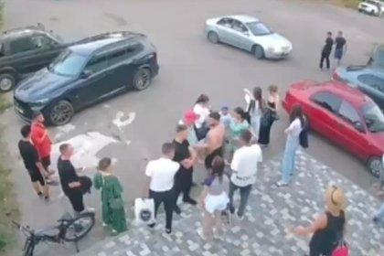 В сеть попали кадры драки с участием бойца «Ахмата» в ЛНР. Его обвинили в приставании к девушке в бассейне