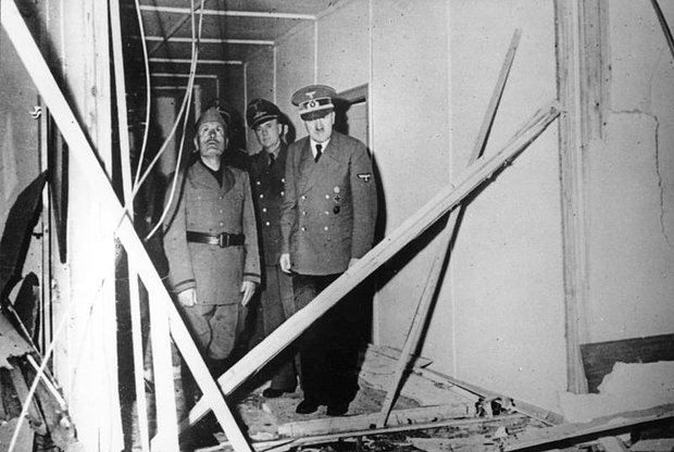 Гитлер показывает Муссолини последствия покушения, 20 июля 1944 года