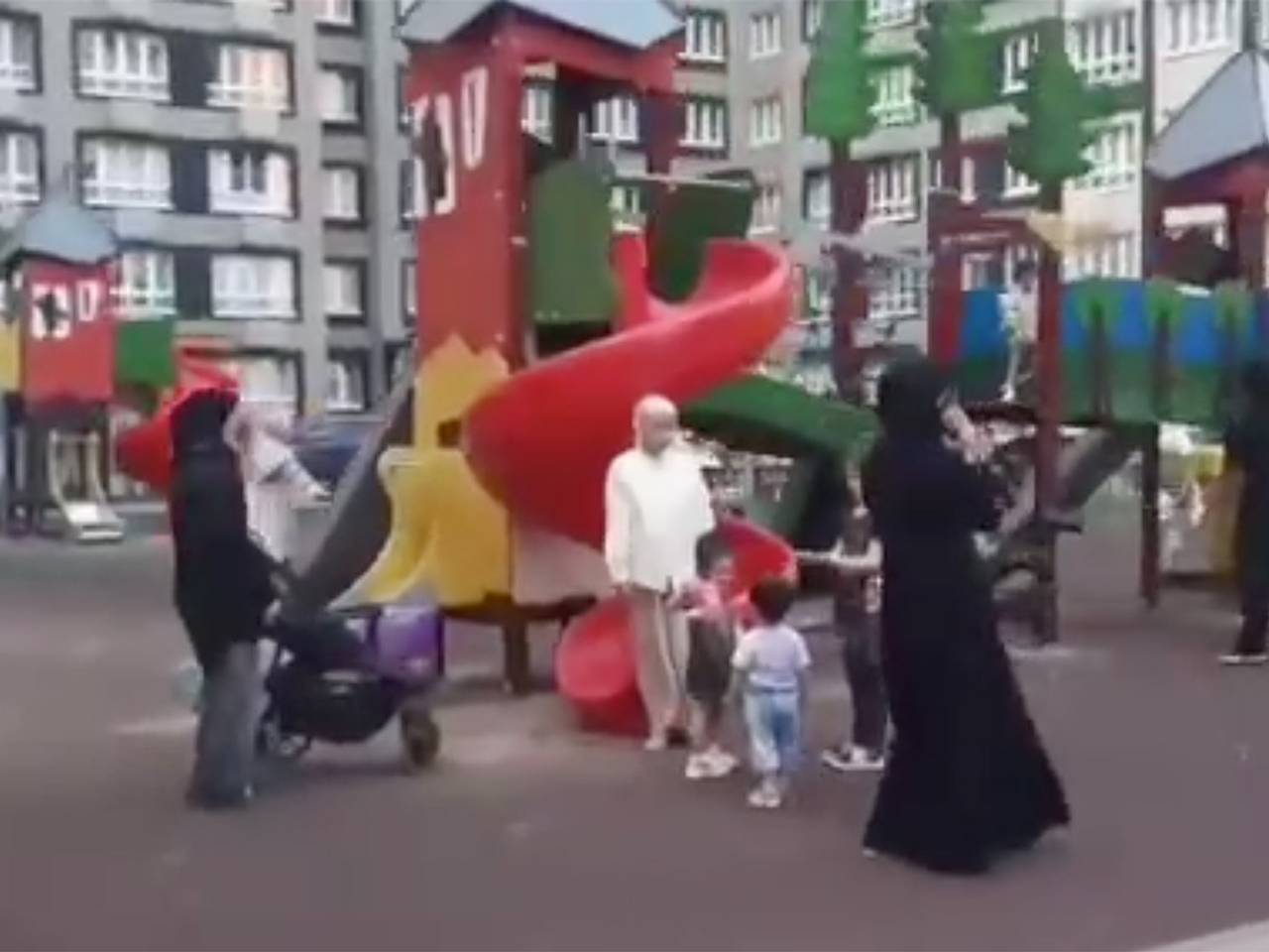 Eshakdagi ikkita xurmoning nimasi bor?