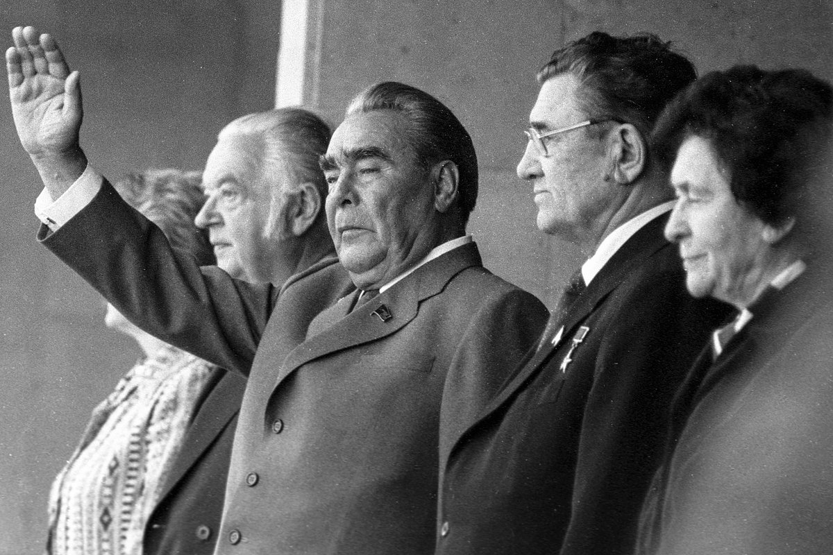 Генеральный секретарь ЦК КПСС Леонид Брежнев (третий справа) на церемонии открытия XXII Олимпийских игр в Москве