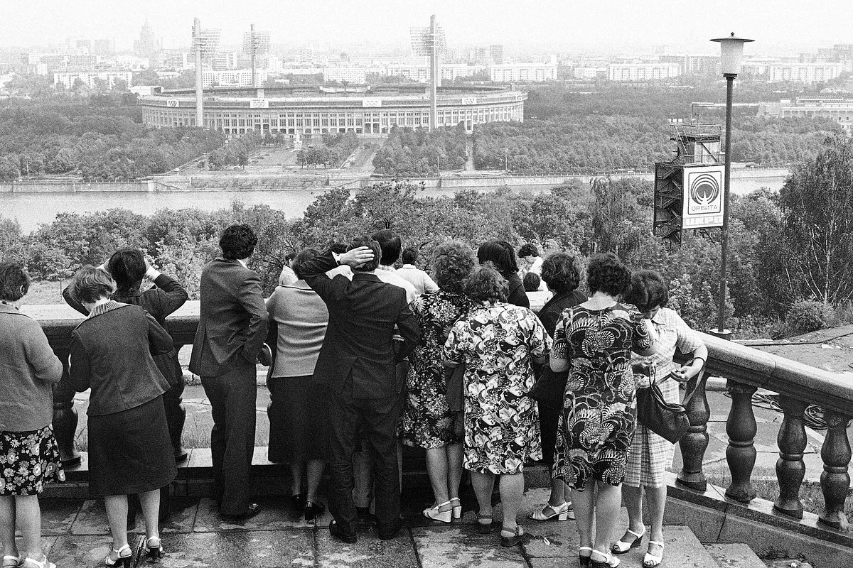 Туристы любуются видом на Лужники со смотровой площадки на Ленинских горах, 23 июня 1980 года