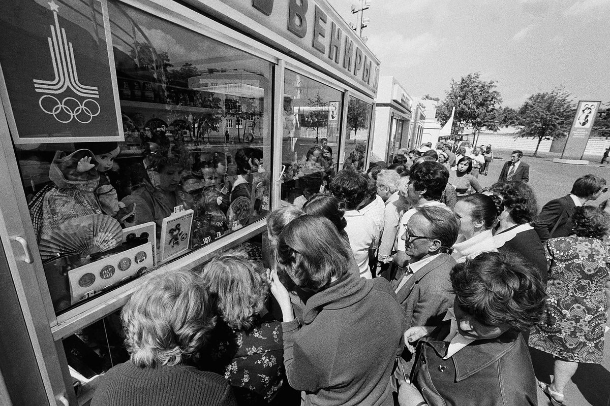 Очередь у сувенирного магазина с олимпийской символикой, 9 июля 1980 года