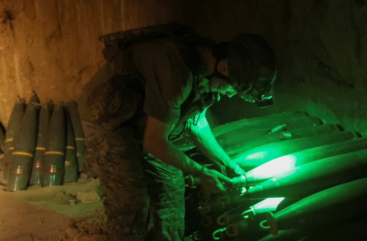 Военнослужащий 28-й бригады ВСУ со снарядами для самоходной гаубицы Paladin M109