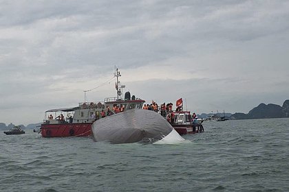 Появились кадры крушения судна с туристами во Вьетнаме