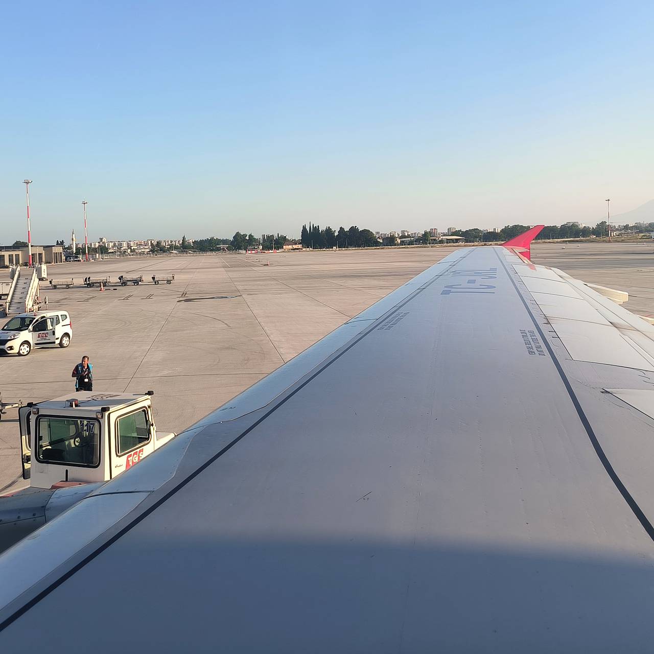 Аэропорт Петербурга начнет принимать рейсы из Москвы из-за опасности дронов