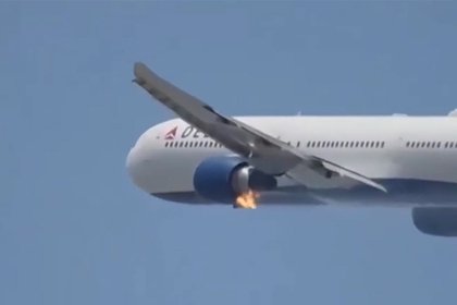 Загоревшийся в полете двигатель авиалайнера сняли на видео