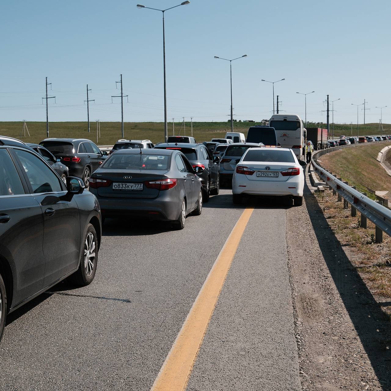 Туристам посоветовали изучить альтернативные маршруты в Крым из-за пробки