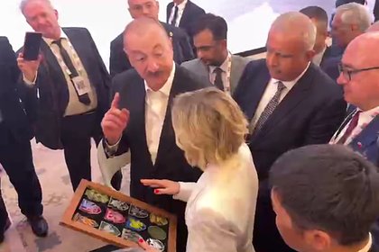 Алиев принял от украинской журналистки шевроны бойцов ВСУ и попросил «продолжать так же»