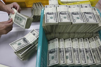 Россиянам посоветовали закупиться долларами