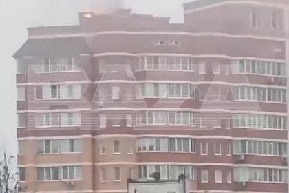 Пожар после падения обломков дрона на многоэтажку в Москве попал на видео