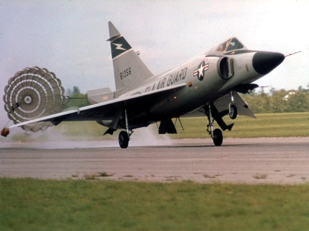 F-102 ВВС Национальной гвардии Флориды совершает посадку с тормозным парашютом
