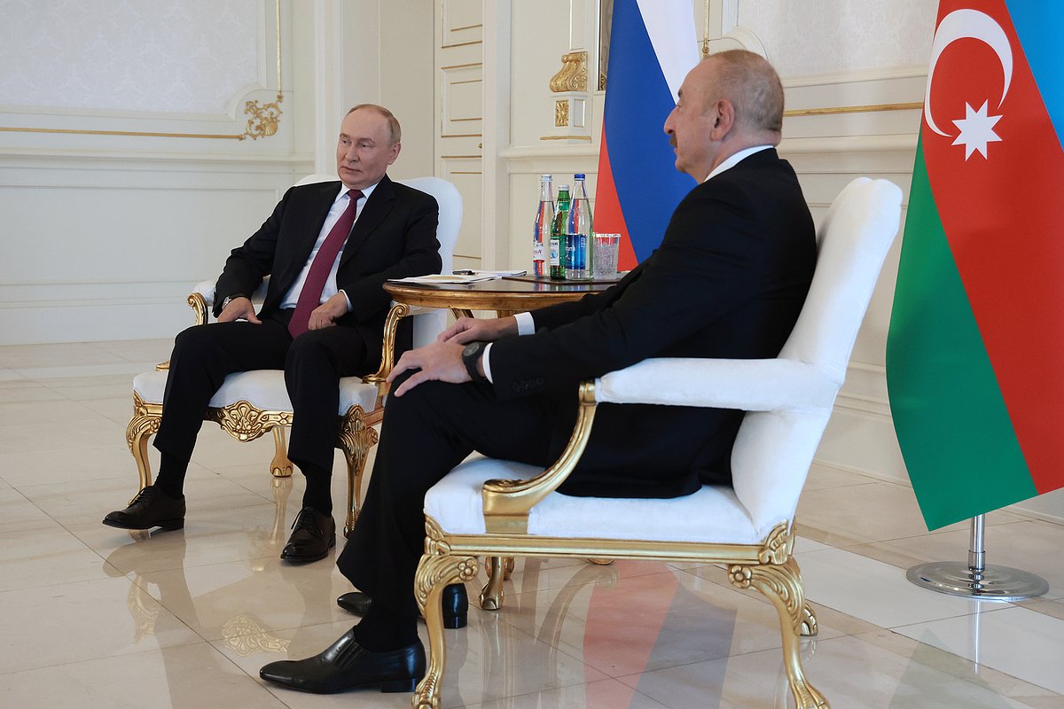 Президент России Владимир Путин и президент Азербайджана Ильхам Алиев (справа) во время беседы в государственной резиденции Загульба, Азербайджан, 19 августа 2024 года