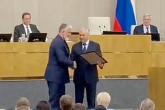 Вручение Почетной грамоты Президента РФ Адаму Делимханову (слева)