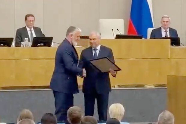 Вручение Почетной грамоты Президента РФ Адаму Делимханову (слева)