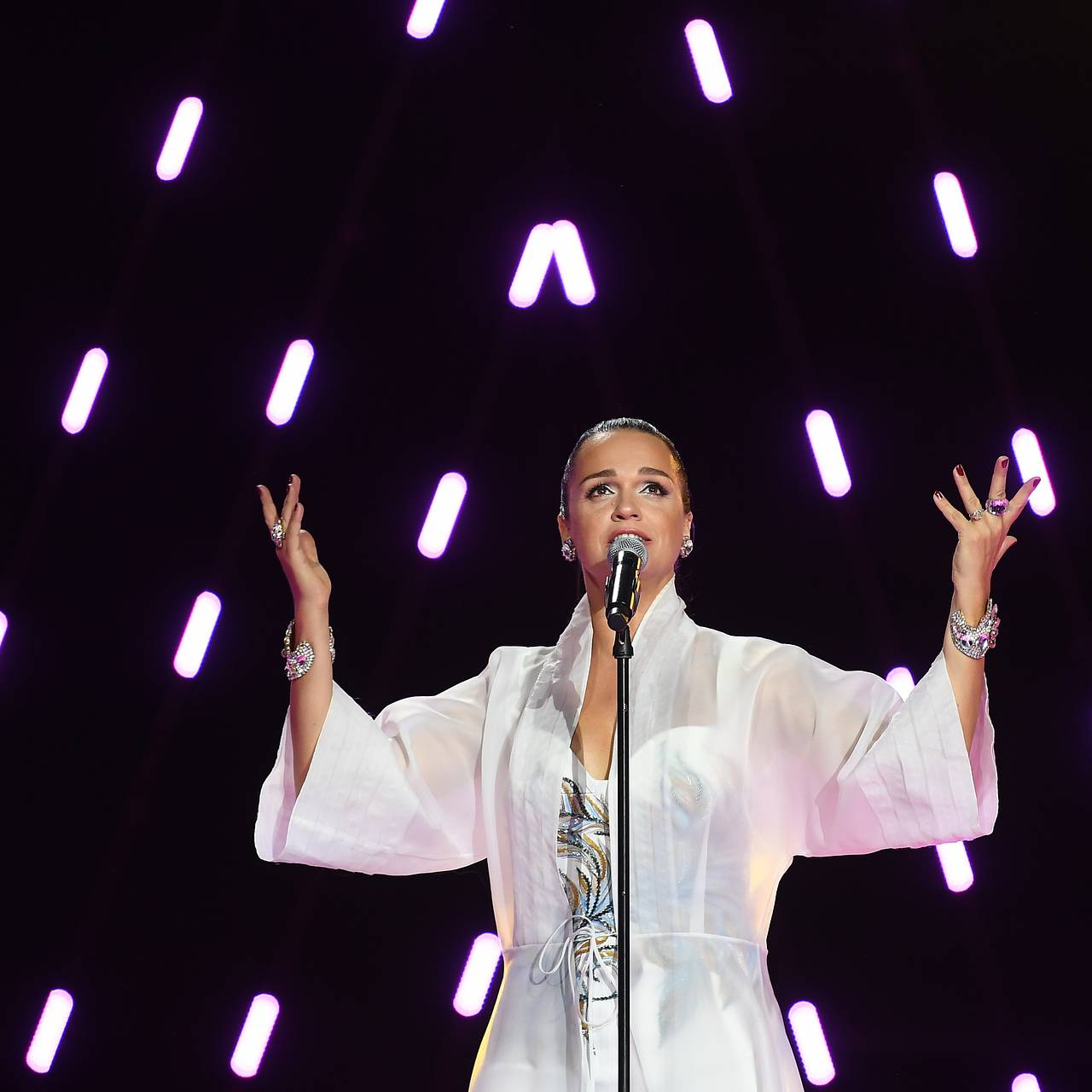 Певица Слава похвасталась сумкой почти за три миллиона рублей