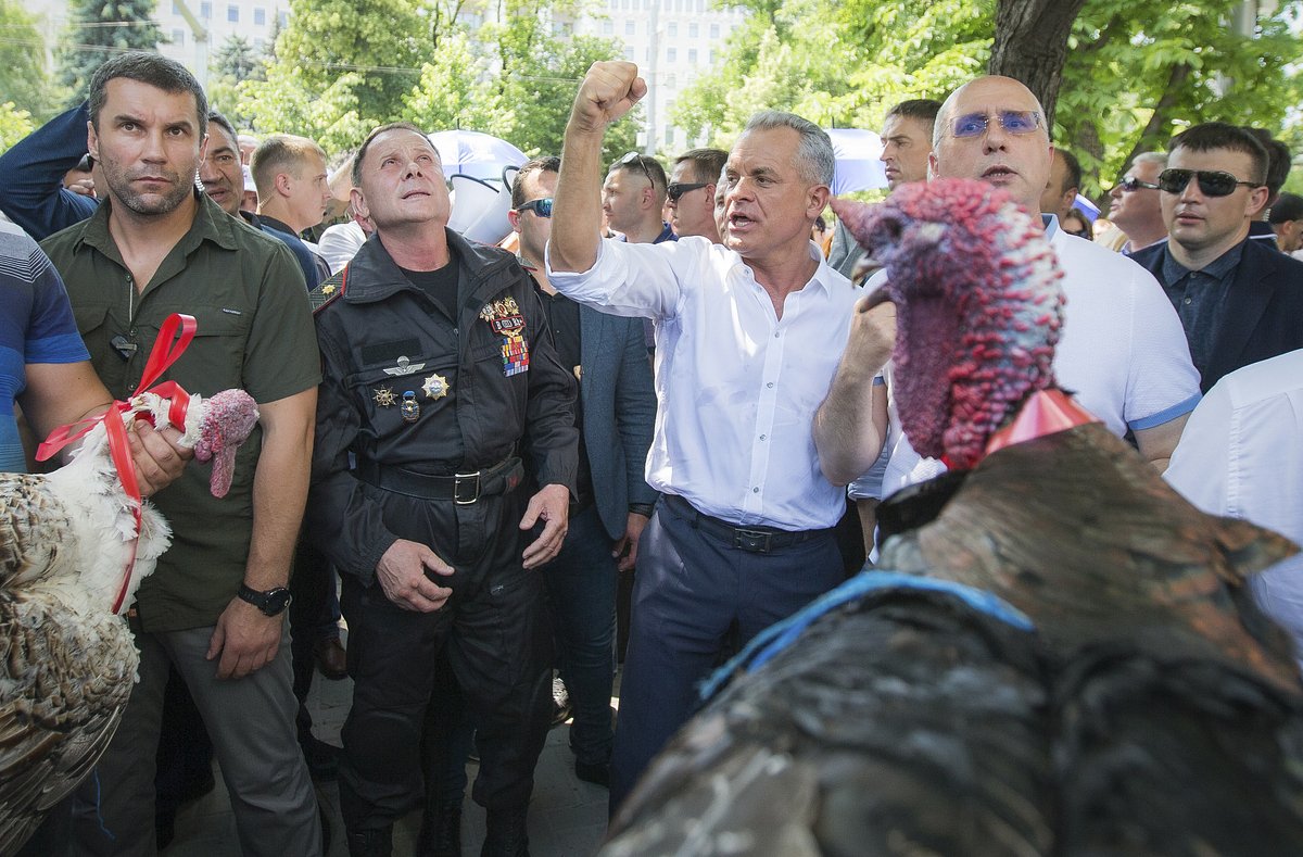 Владимир Плахотнюк (в центре) и Павел Филип (справа) возле Президентуры Республики Молдова