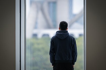 Студент вернулся домой спустя месяц и обнаружил там голую незнакомку
