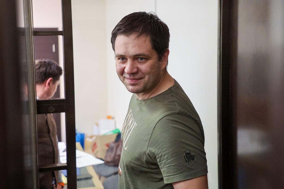Главный редактор Telegram-канала Baza Глеб Трифонов, обвиняемый в даче взятки группой лиц по предварительному сговору, в Замоскворецком суде