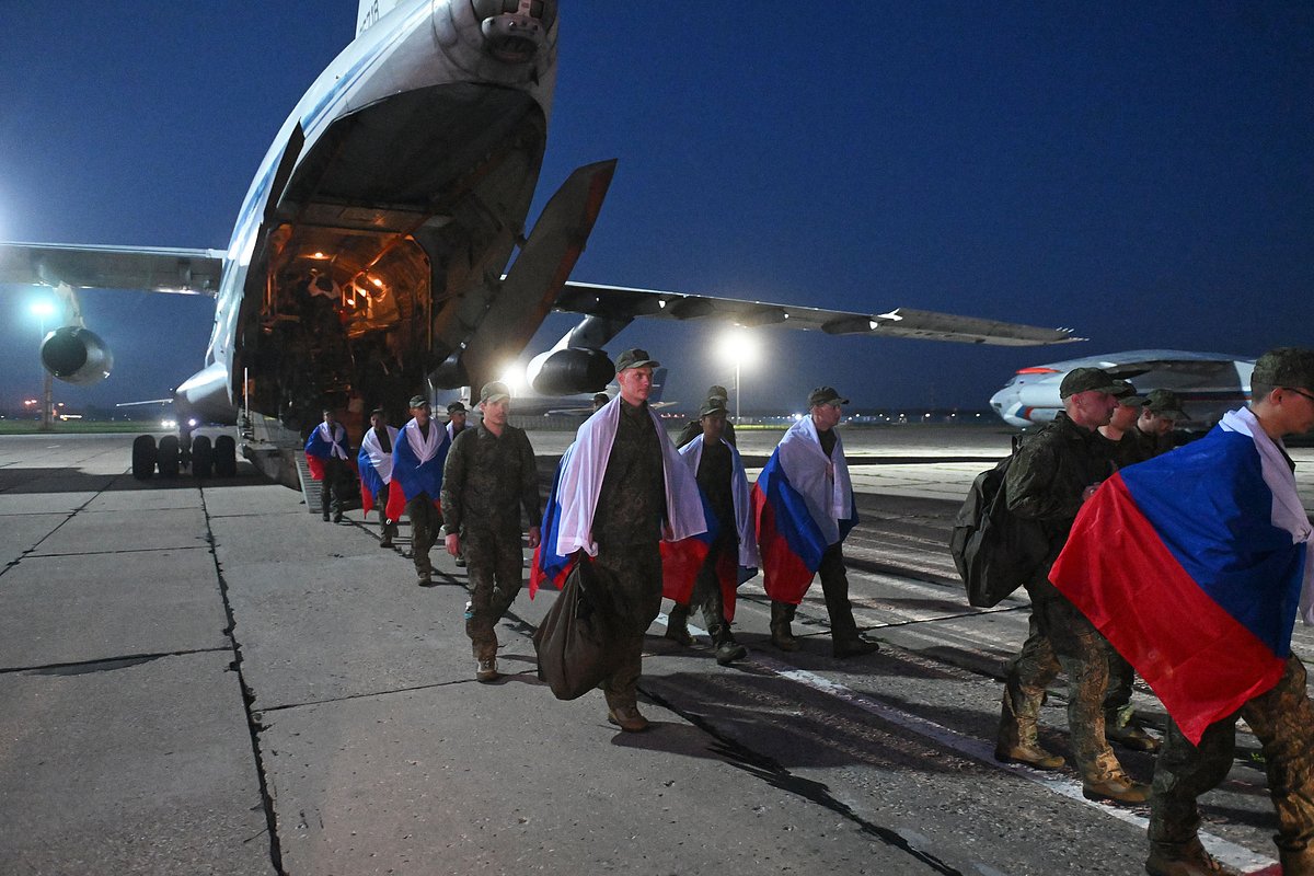 Самолет с российскими военнослужащими, возвращенными из украинского плена