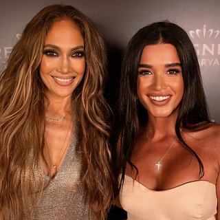 Секс машиналарына тойымсыз әуесқой камера алдында шырынды жопаны мастурбациялайды.