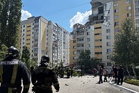Мощный взрыв уничтожил подъезд многоэтажки в Саратове. Под завалами есть люди. Главные кадры с места трагедии