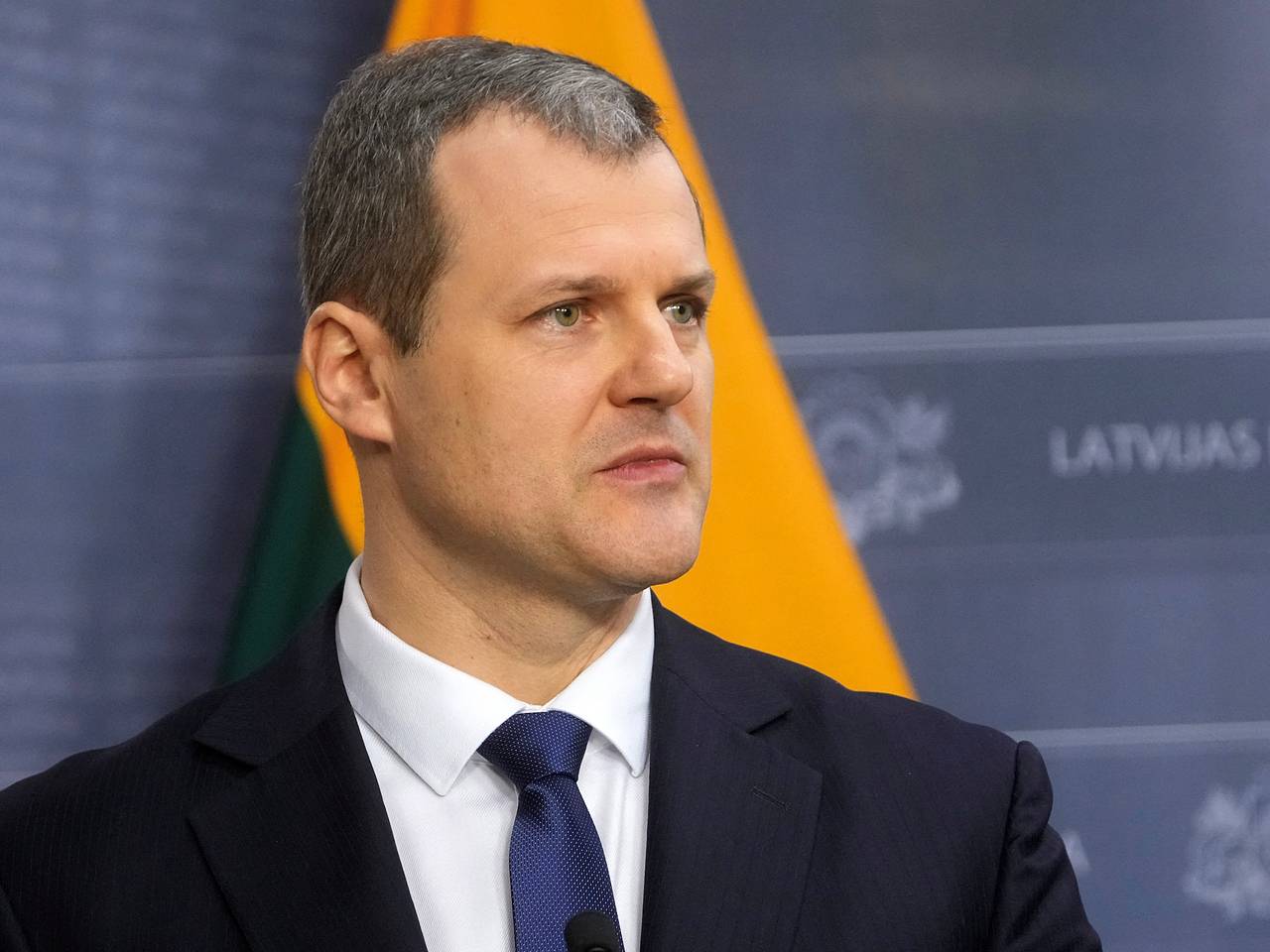 Обвиненный в коррупции премьер решил уйти в отпуск и позаботиться о пчелах0
