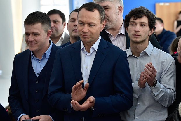 Владимир Николаев (в центре)