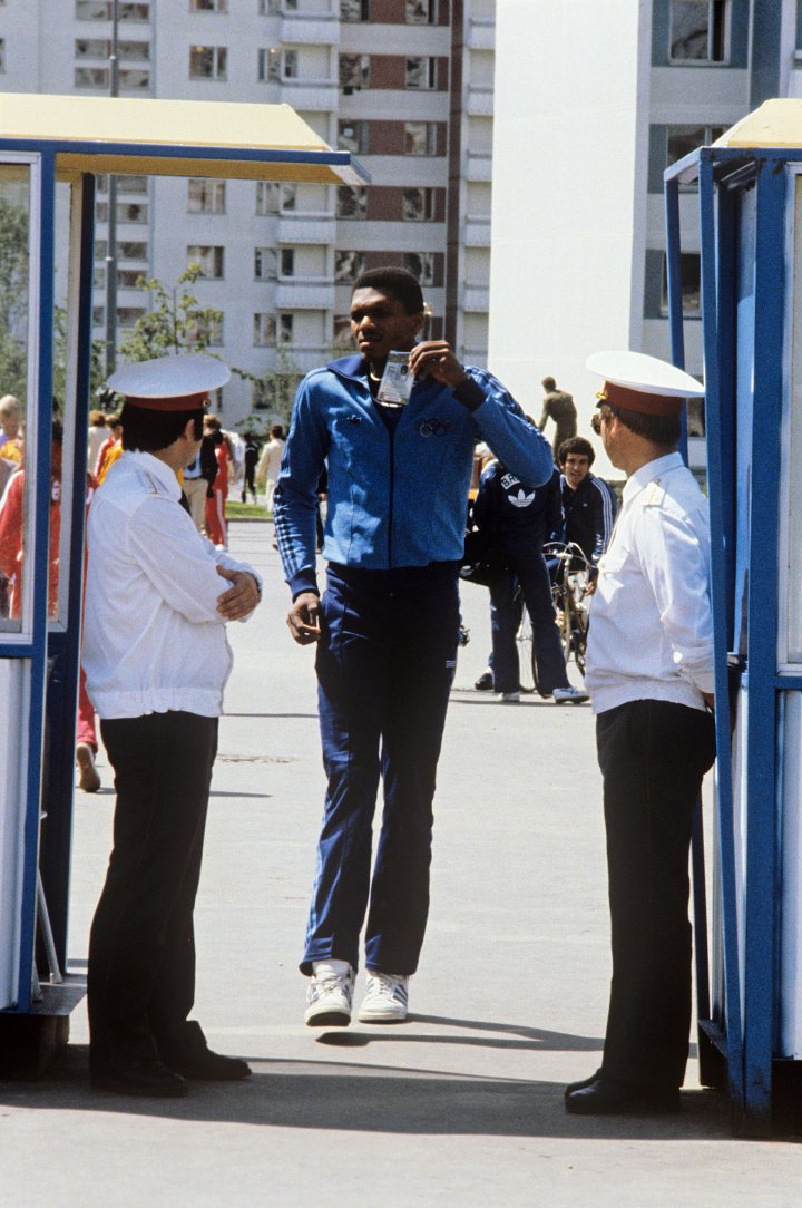 XXII летние Олимпийские игры (с 19 июля по 3 августа 1980 года). Олимпийская деревня в Москве, вход и выход из жилой зоны для спортсменов — только по пропускам