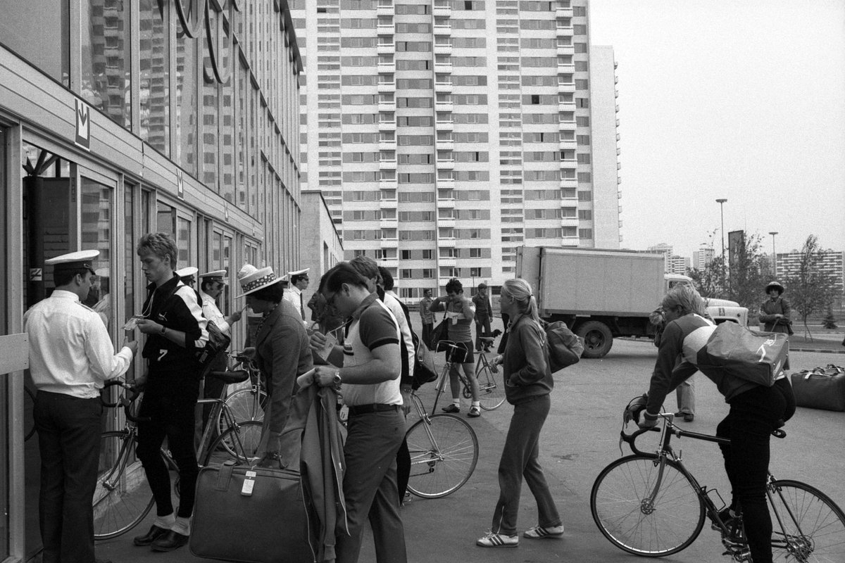 Проверка личности при въезде в Олимпийскую деревню в Москве, июль 1980 года