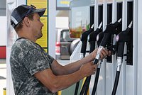 Составлен рейтинг европейских стран по доступности бензина. Сколько топлива может купить россиянин на свою зарплату? 