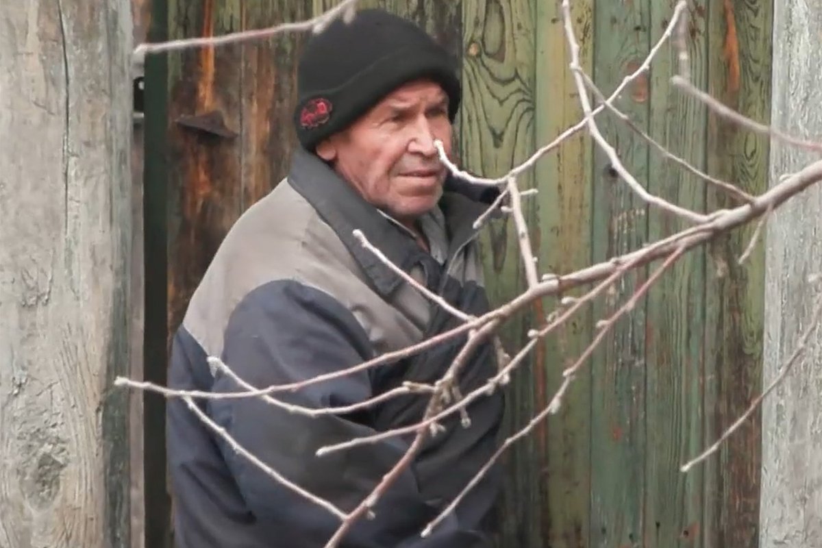 Владимир Ретунский у своего дома 