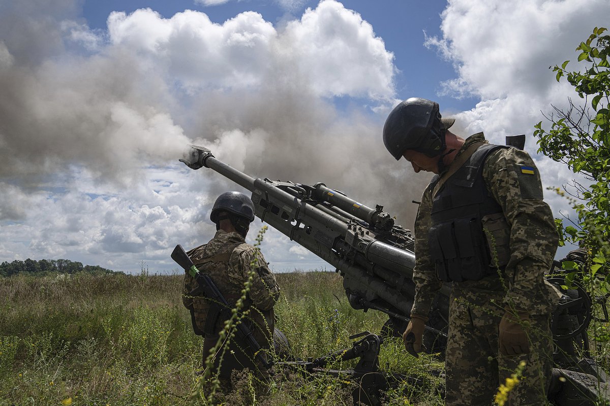 Украинские военнослужащие стреляют из американской гаубицы M777 в Харьковской области, 14 июля 2022 года