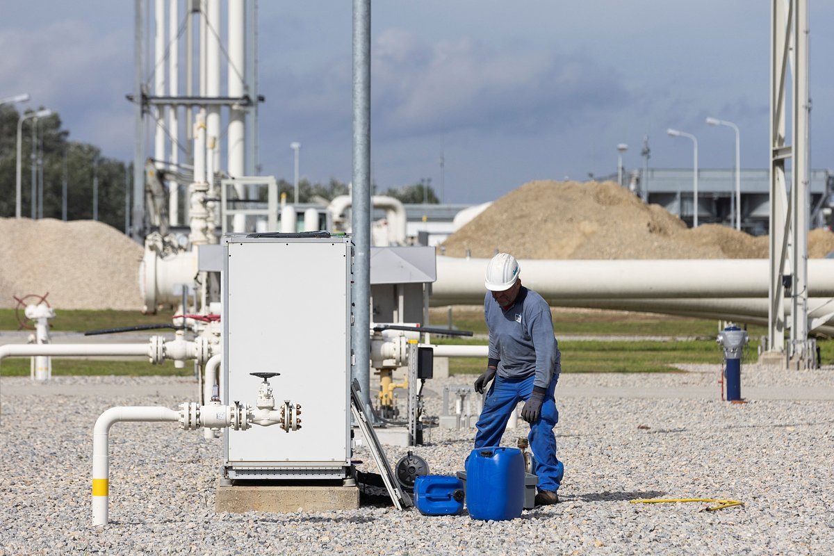 Рабочий на газораспределительном узле Gas Connect Austria в австрийском Баумгартене, 28 сентября 2022 года