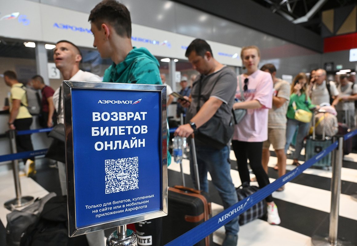 В аэропорту Шереметьево сформировались длинные очереди из пассажиров