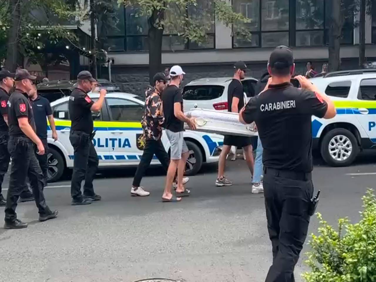 В Молдавии полиция конфисковала гроб0