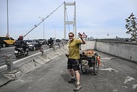 Мужчина шел 27 лет и обошел всю планету. Как он пережил арест в России, вплавь преодолел Ла-Манш и попал под защиту Абрамовича? 